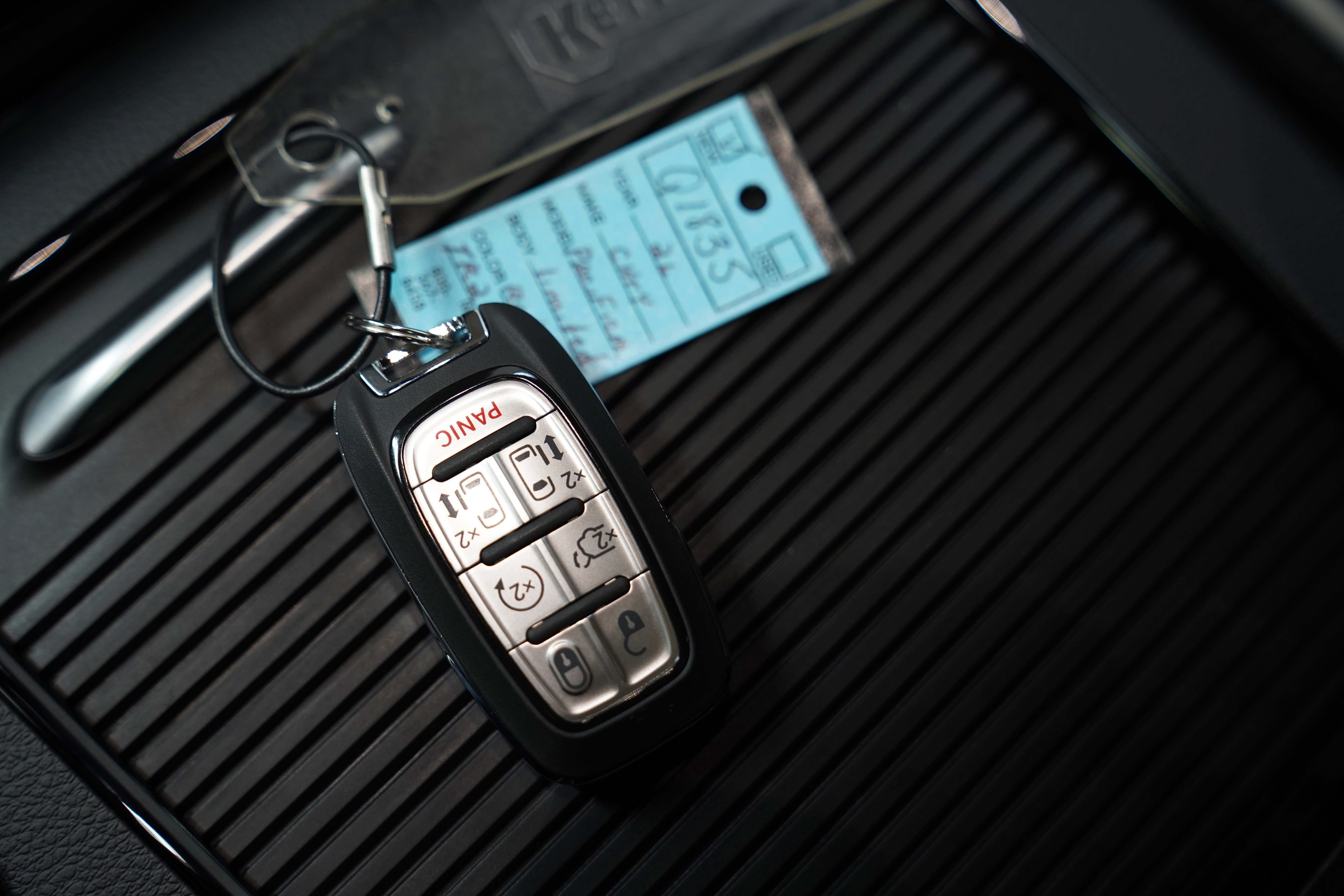 New 2026 Chrysler Pacifica Limited w/ Uconnect Theater Family Group image 33