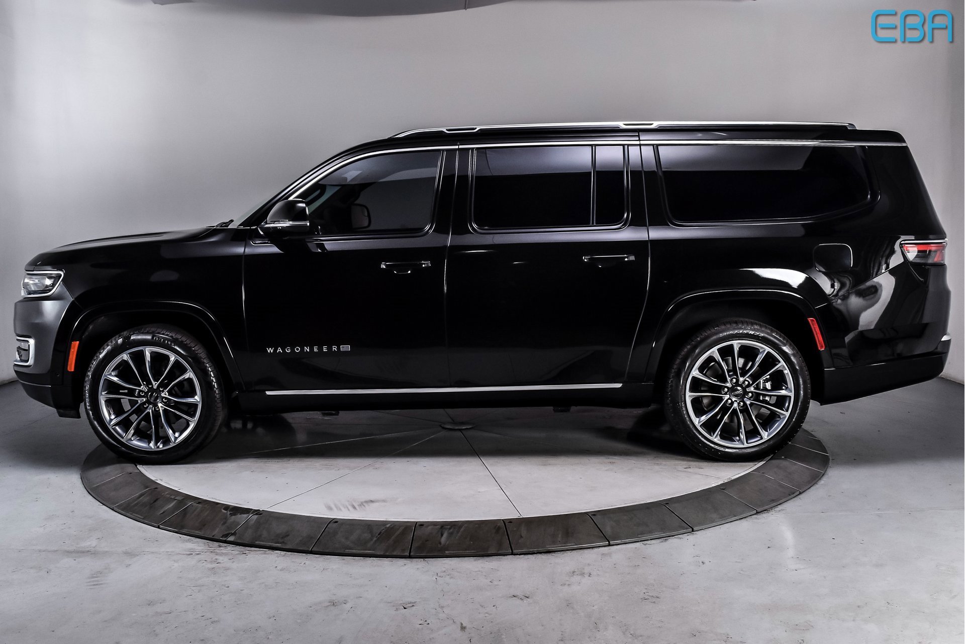 Used 2023 Jeep Wagoneer L Series III w/ Premium Group I image 3