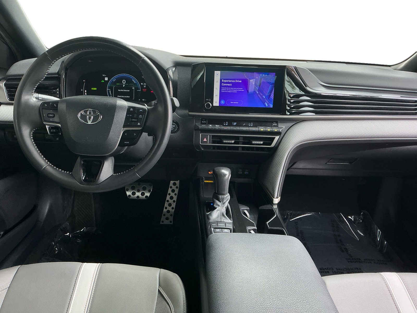 Used 2025 Toyota Camry SE FWD image 11
