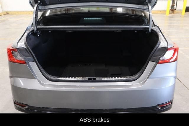 Used 2025 Toyota Camry XLE FWD image 12