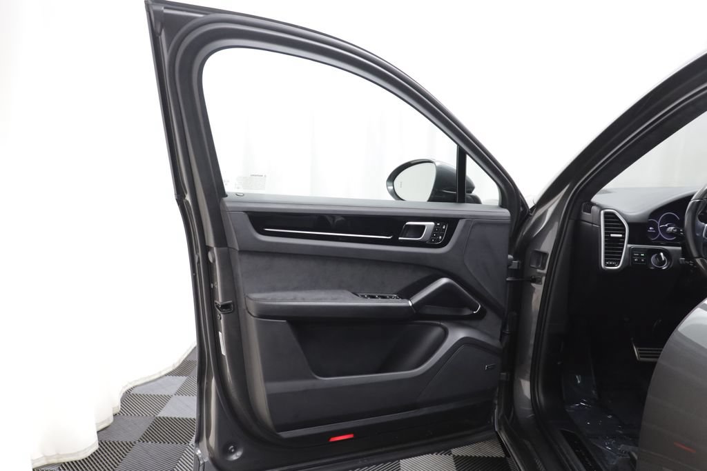Used 2023 Porsche Cayenne GTS w/ Premium Package AWD/4WD image 4