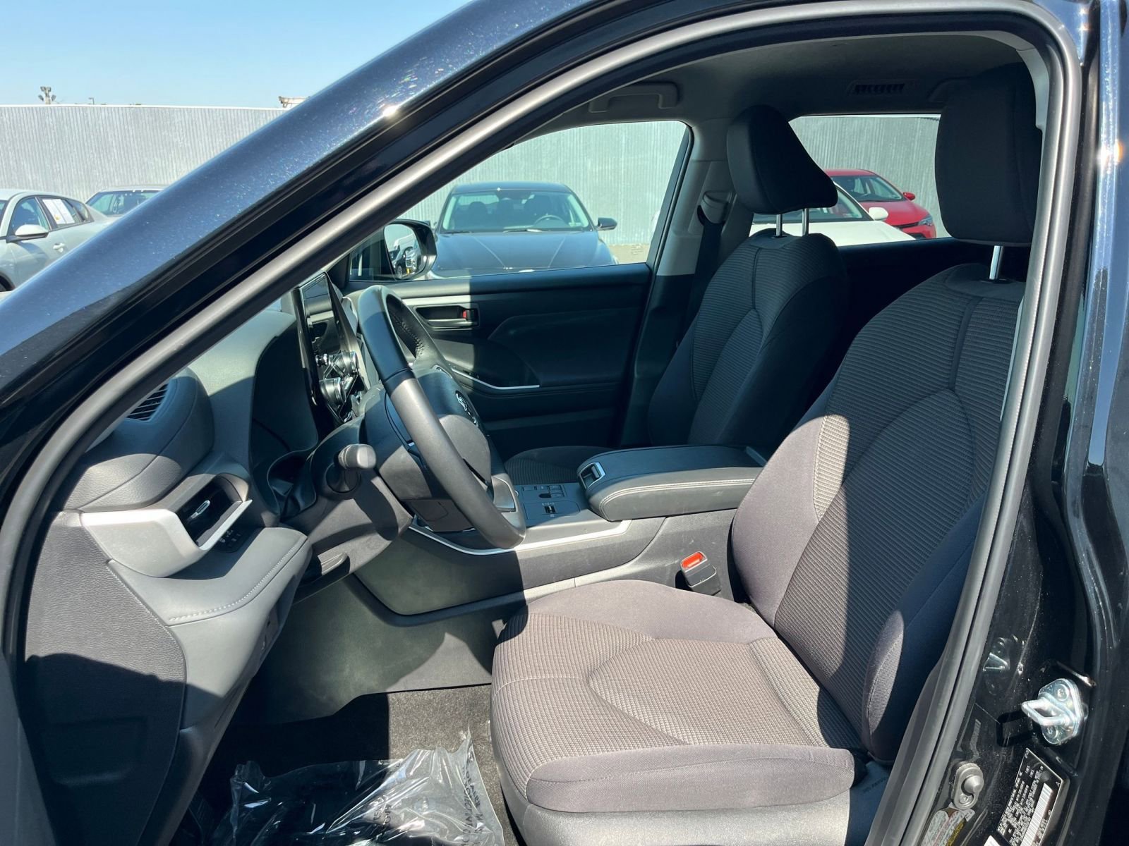 Used 2025 Toyota Highlander LE FWD image 38