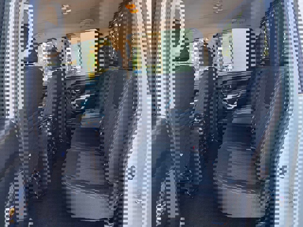 Used 2019 Nissan Titan SV w/ SV Convenience Package image 9