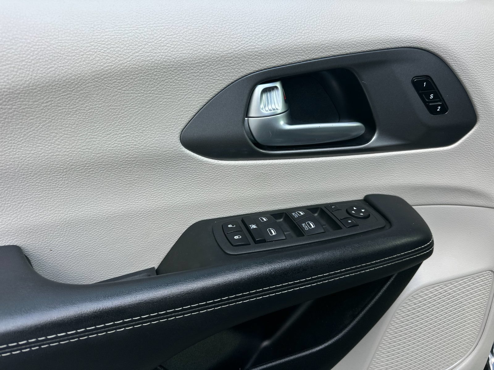Used 2023 Chrysler Pacifica Touring-L FWD image 10