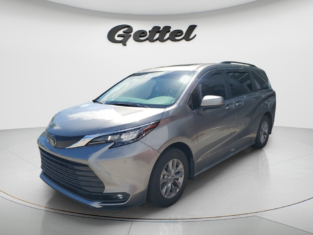 Used 2026 Toyota Sienna XLE FWD image 1