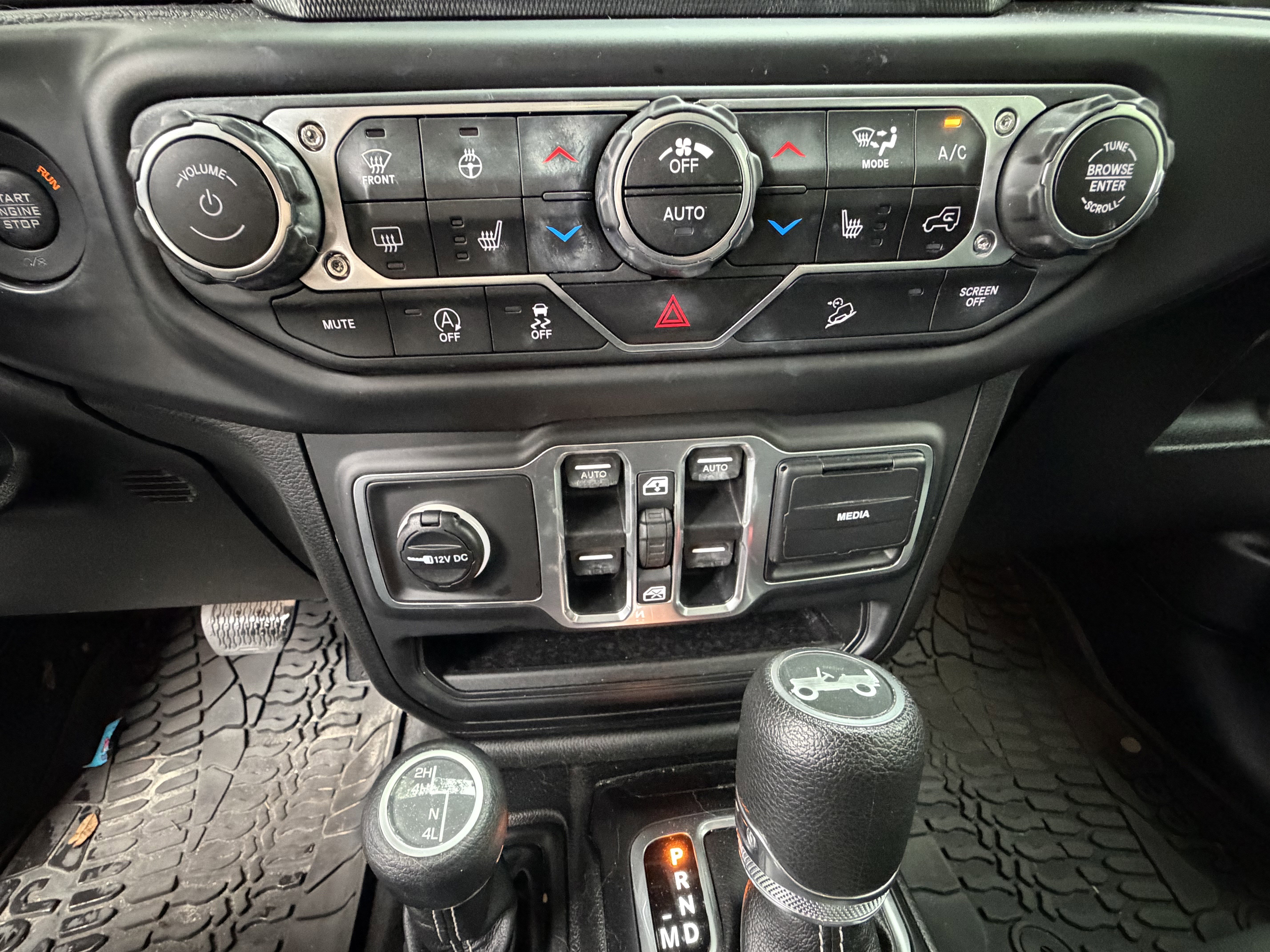 Used 2018 Jeep Wrangler Unlimited Sahara AWD/4WD image 27