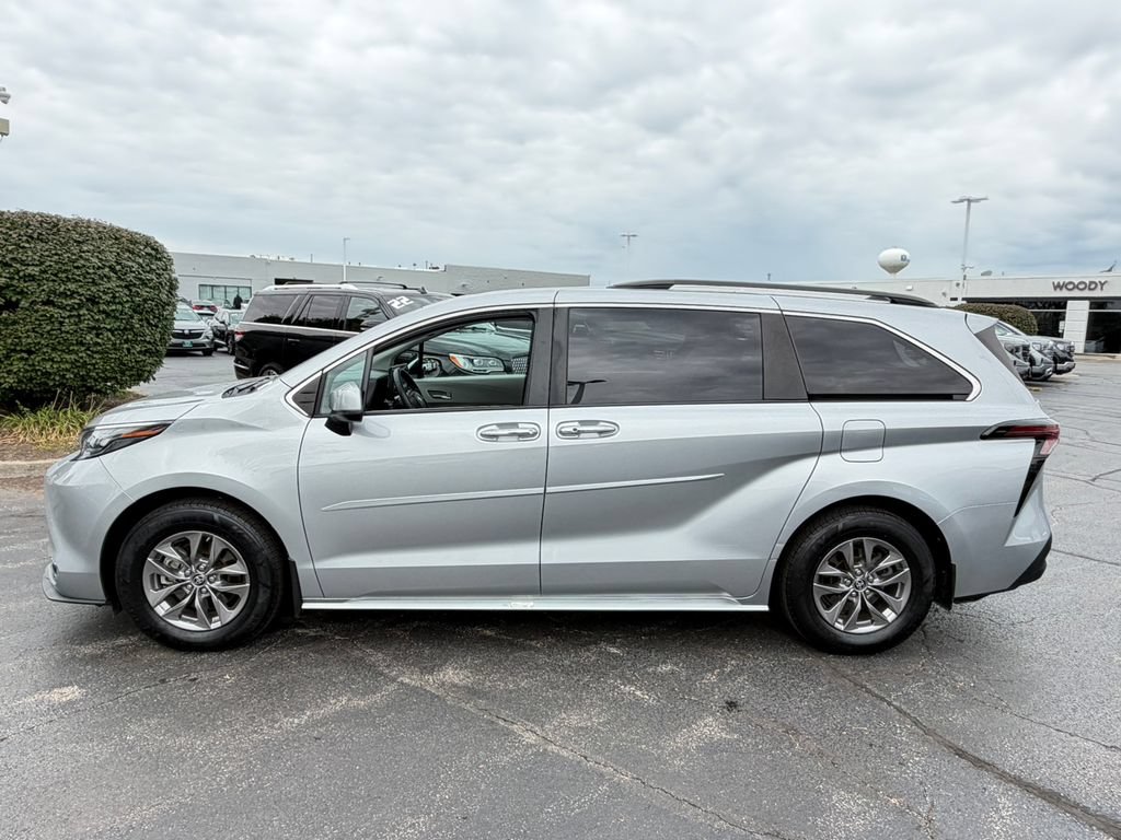Used 2024 Toyota Sienna XLE AWD/4WD image 6