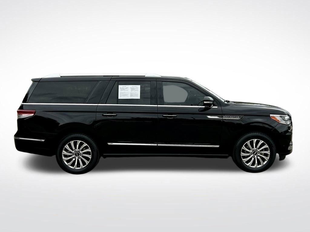 Used 2024 Lincoln Navigator L Premiere image 4