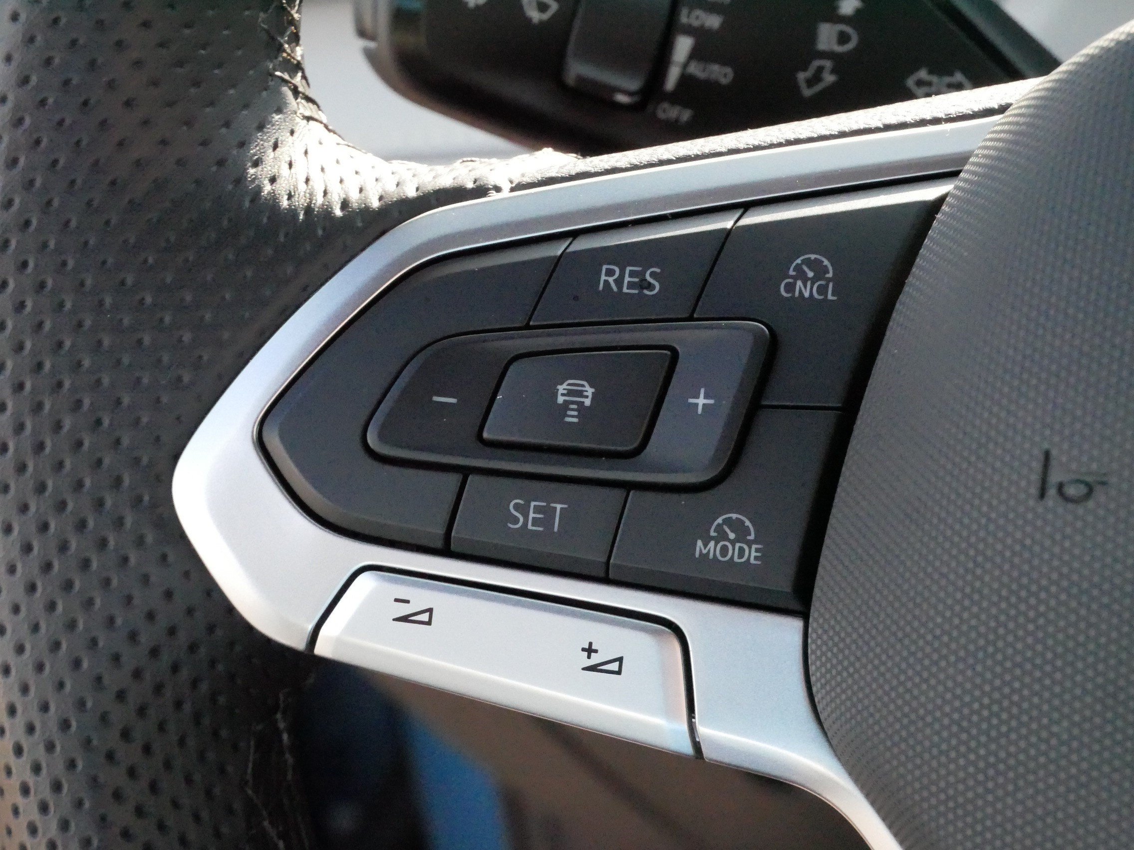 Certified 2025 Volkswagen Tiguan SEL R-Line AWD/4WD image 26
