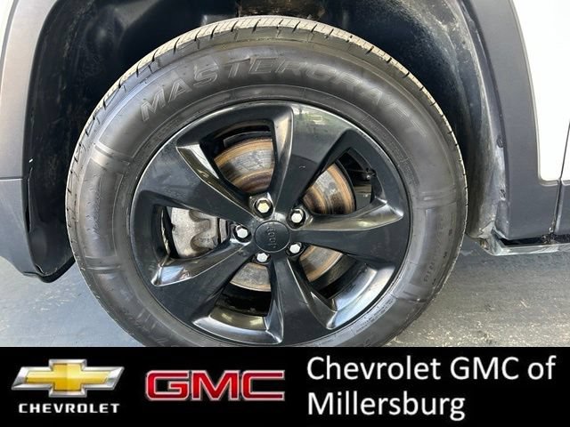 Used 2018 Jeep Cherokee Latitude w/ Altitude Package AWD/4WD image 10