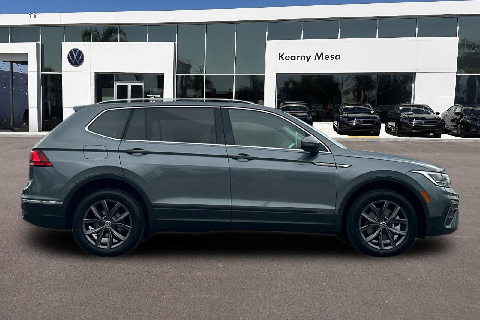 Used 2022 Volkswagen Tiguan SE FWD image 3