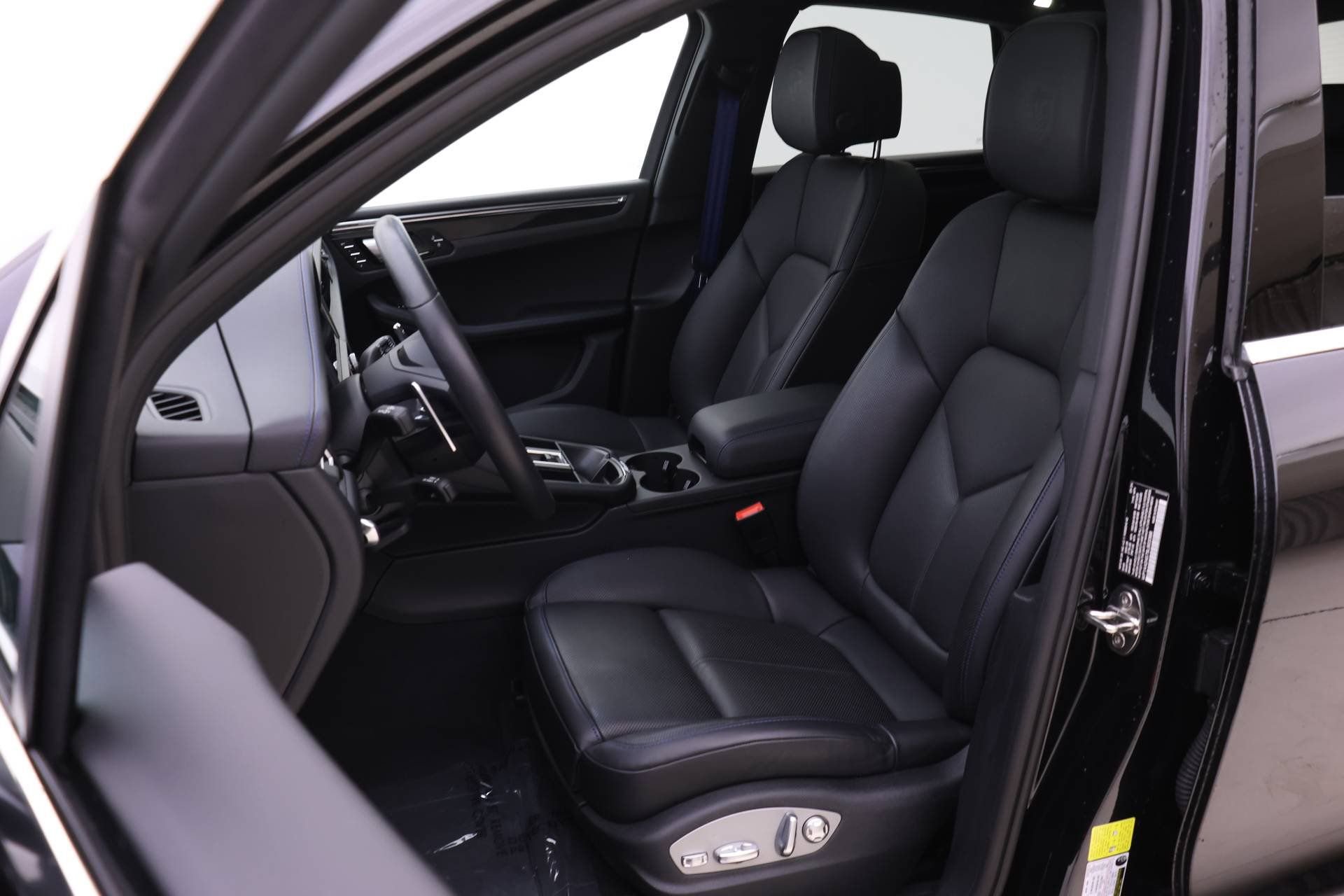Used 2025 Porsche Macan AWD/4WD image 5