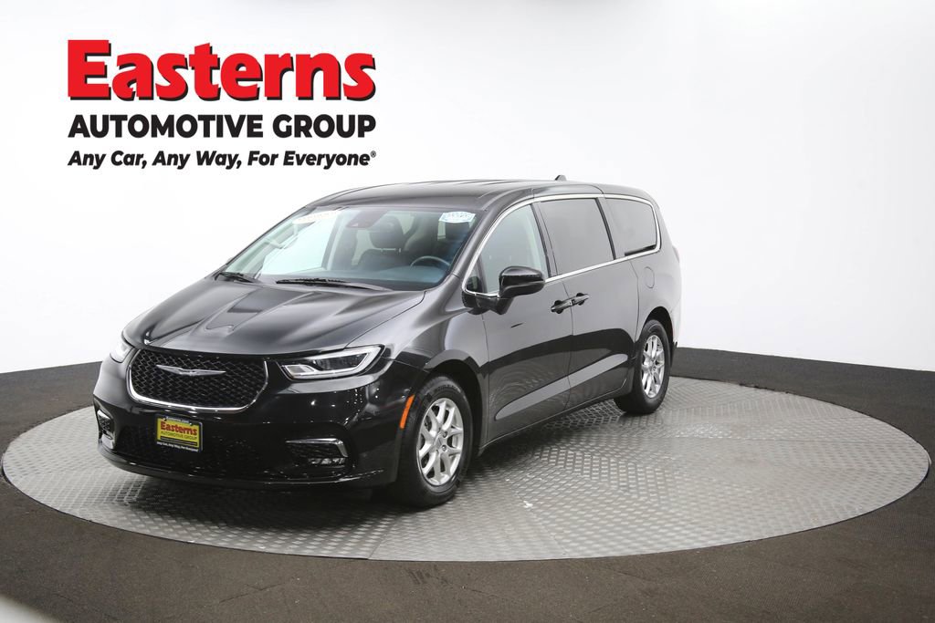 Used 2023 Chrysler Pacifica Touring-L image 54
