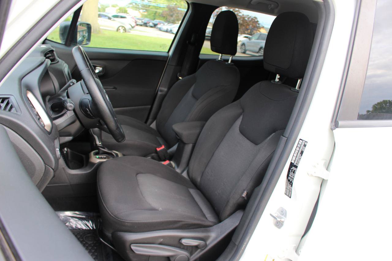 Used 2016 Jeep Renegade Latitude w/ Cold Weather Group FWD image 14