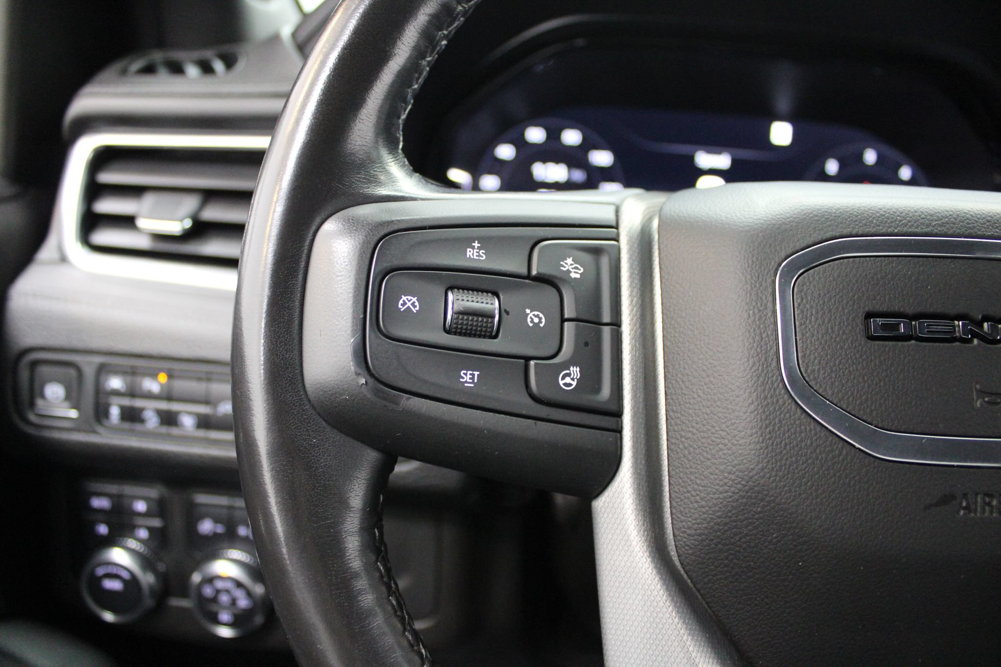 Used 2022 GMC Yukon XL Denali AWD/4WD image 41