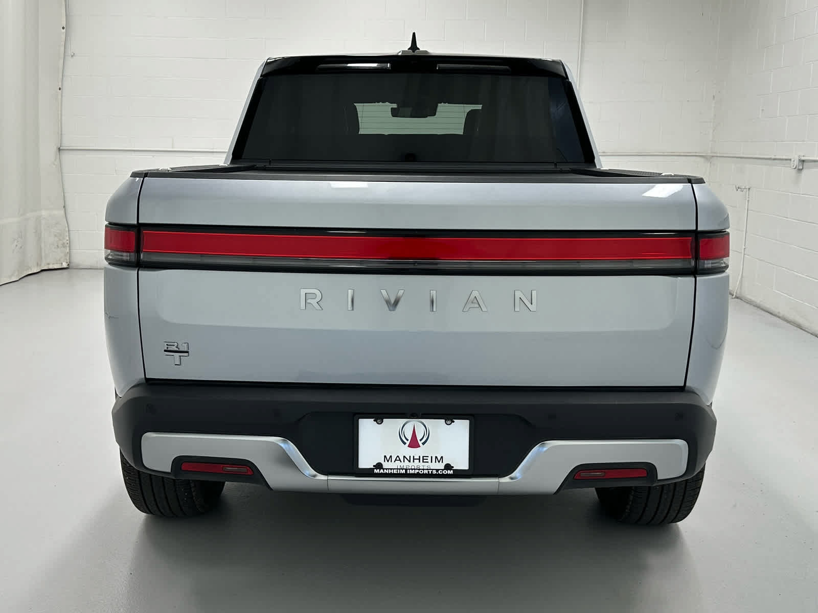 Used 2025 Rivian R1T Adventure Dual AWD/4WD image 7