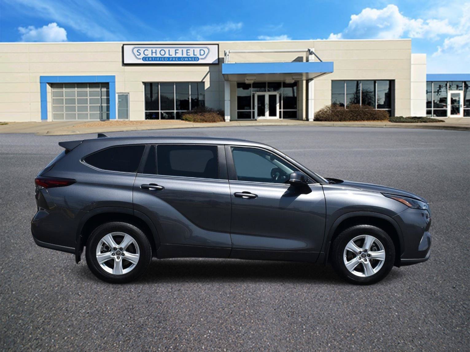 Used 2024 Toyota Highlander LE AWD/4WD image 2