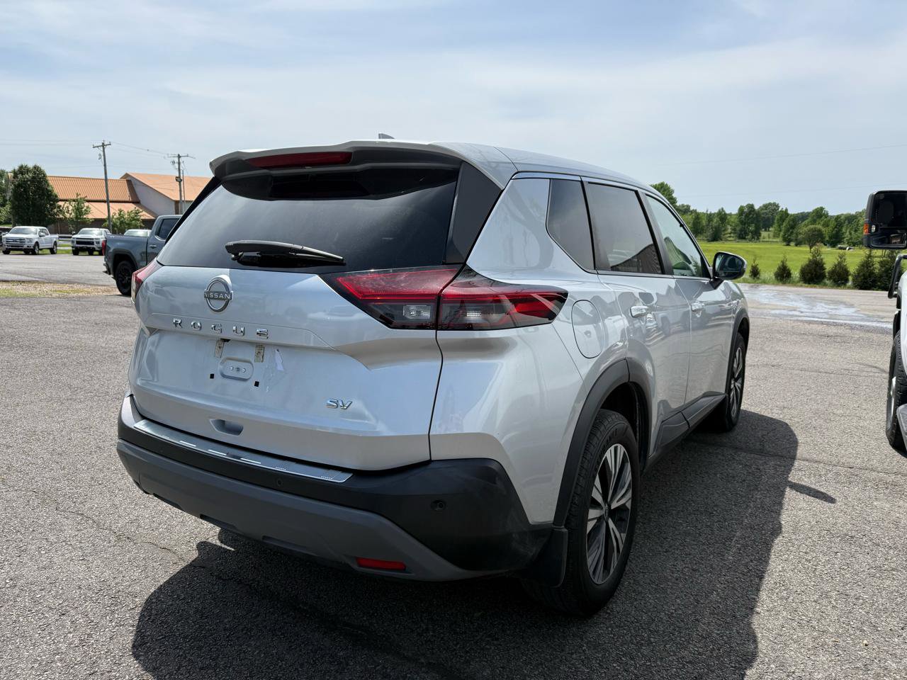 Used 2022 Nissan Rogue SV FWD image 2