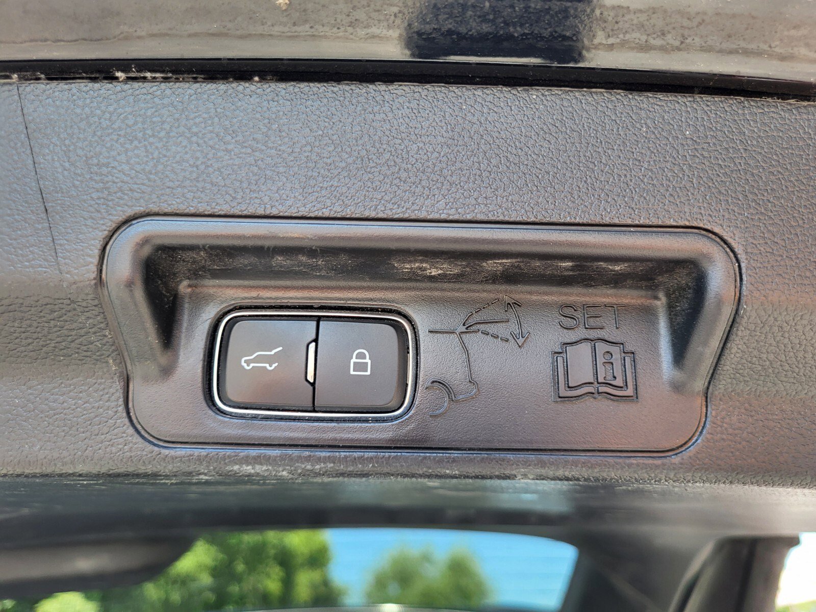 Used 2022 Ford Explorer XLT w/ Equipment Group 202A AWD/4WD image 32
