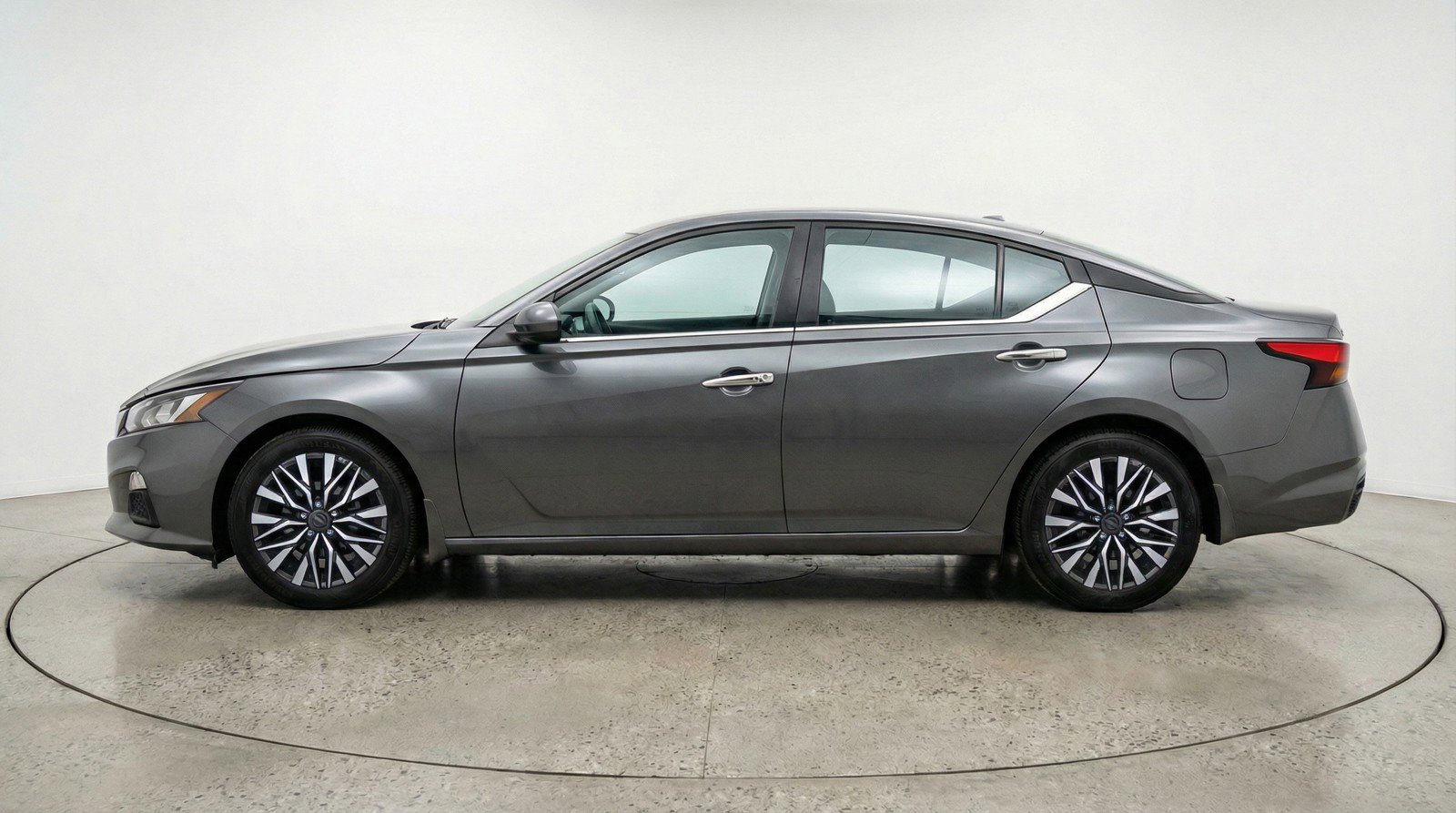 Used 2025 Nissan Altima 2.5 SV FWD image 5