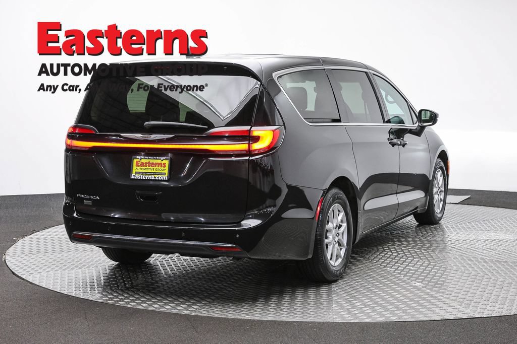 Used 2023 Chrysler Pacifica Touring-L FWD image 5