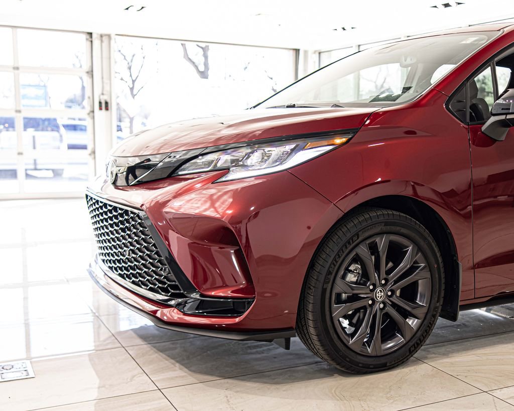 Used 2025 Toyota Sienna XSE image 5