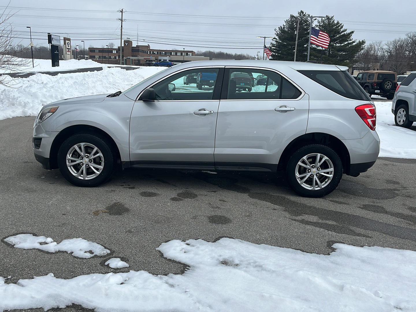 Used 2017 Chevrolet Equinox LS image 2