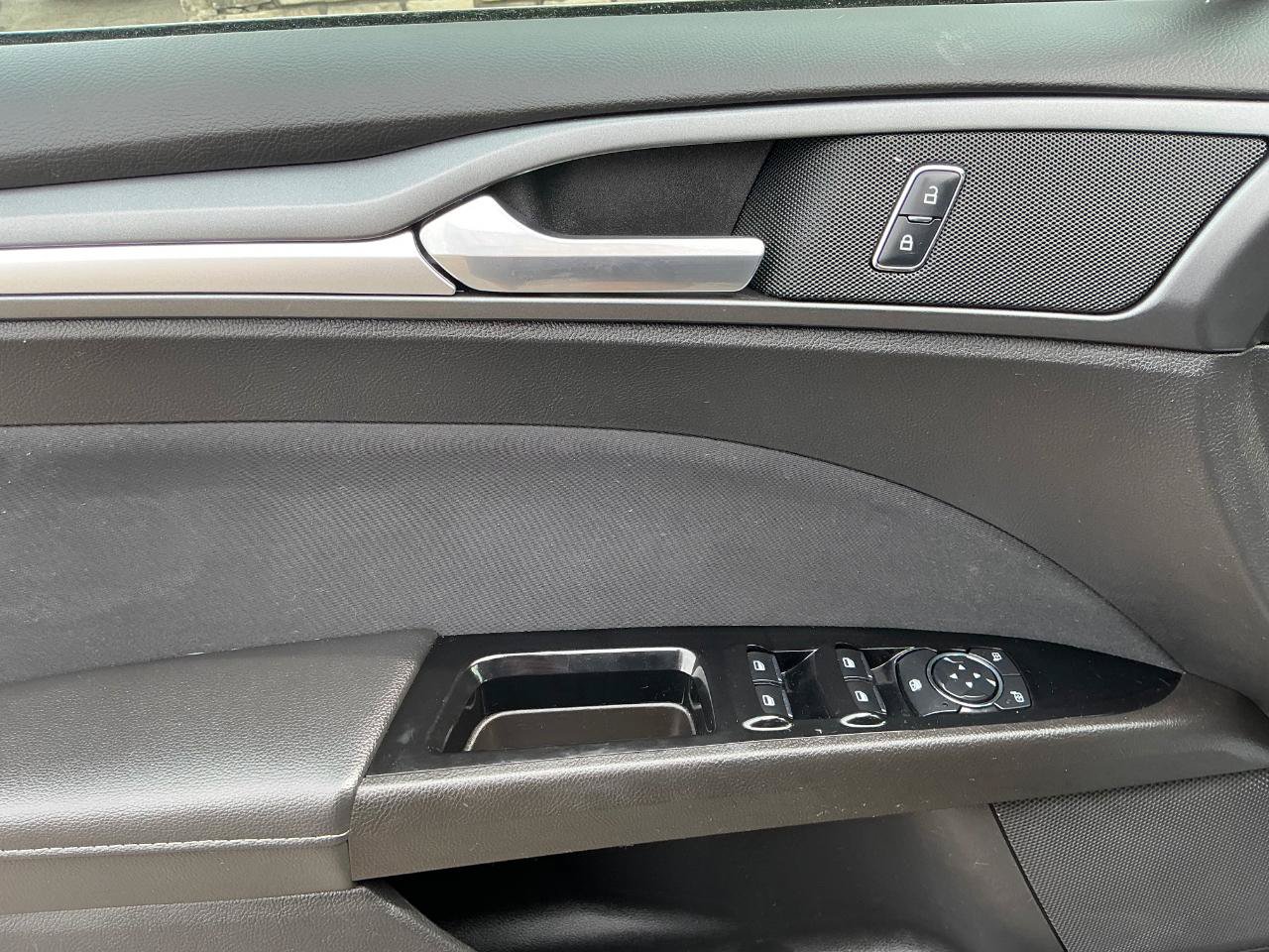 Used 2016 Ford Fusion SE FWD image 15