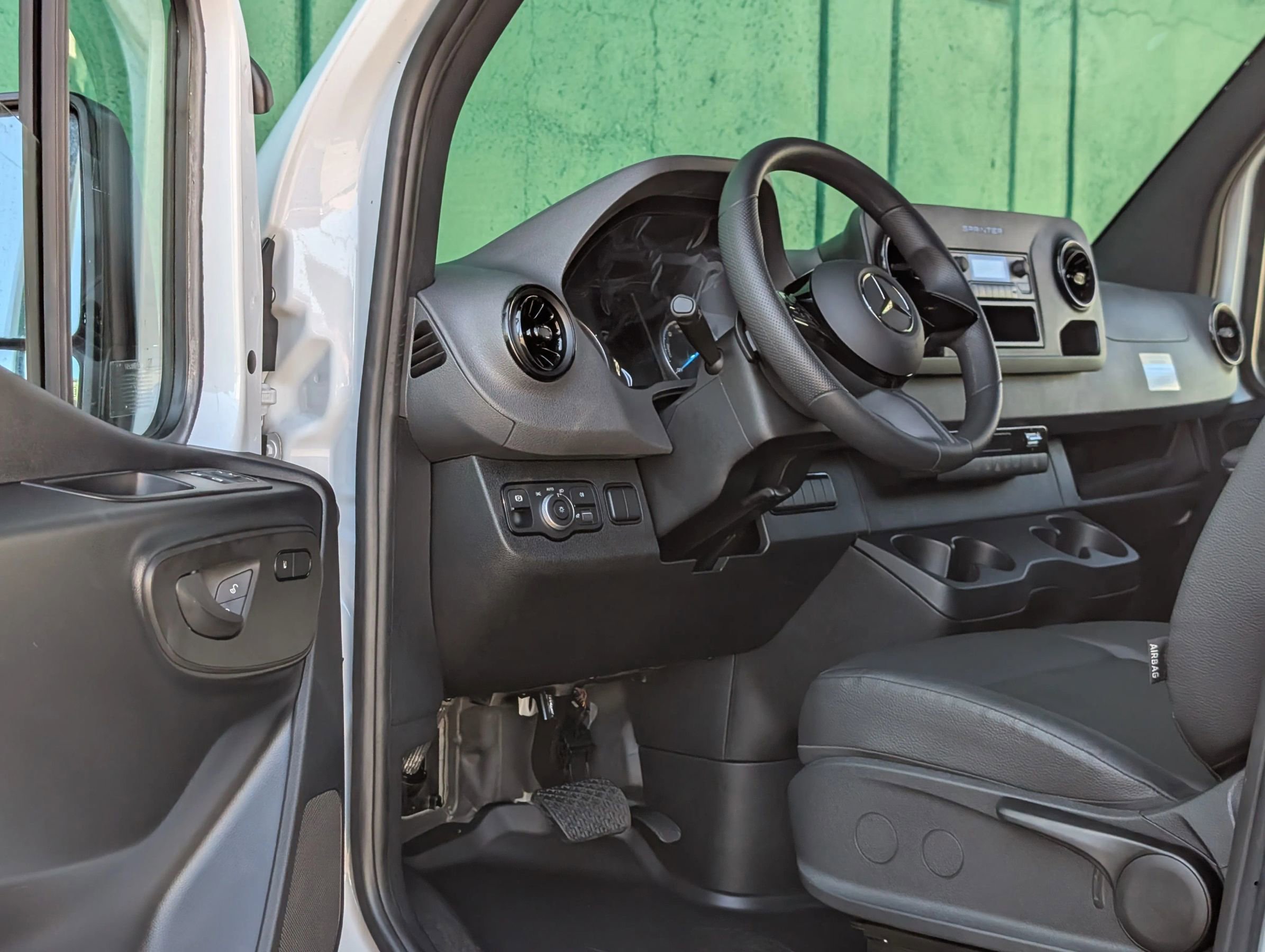 Used 2024 Mercedes-Benz eSprinter 170 Cargo image 21
