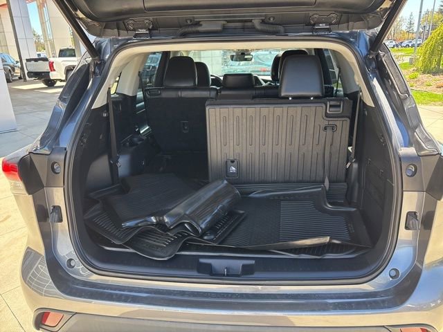 Used 2021 Toyota Highlander XLE AWD/4WD image 32