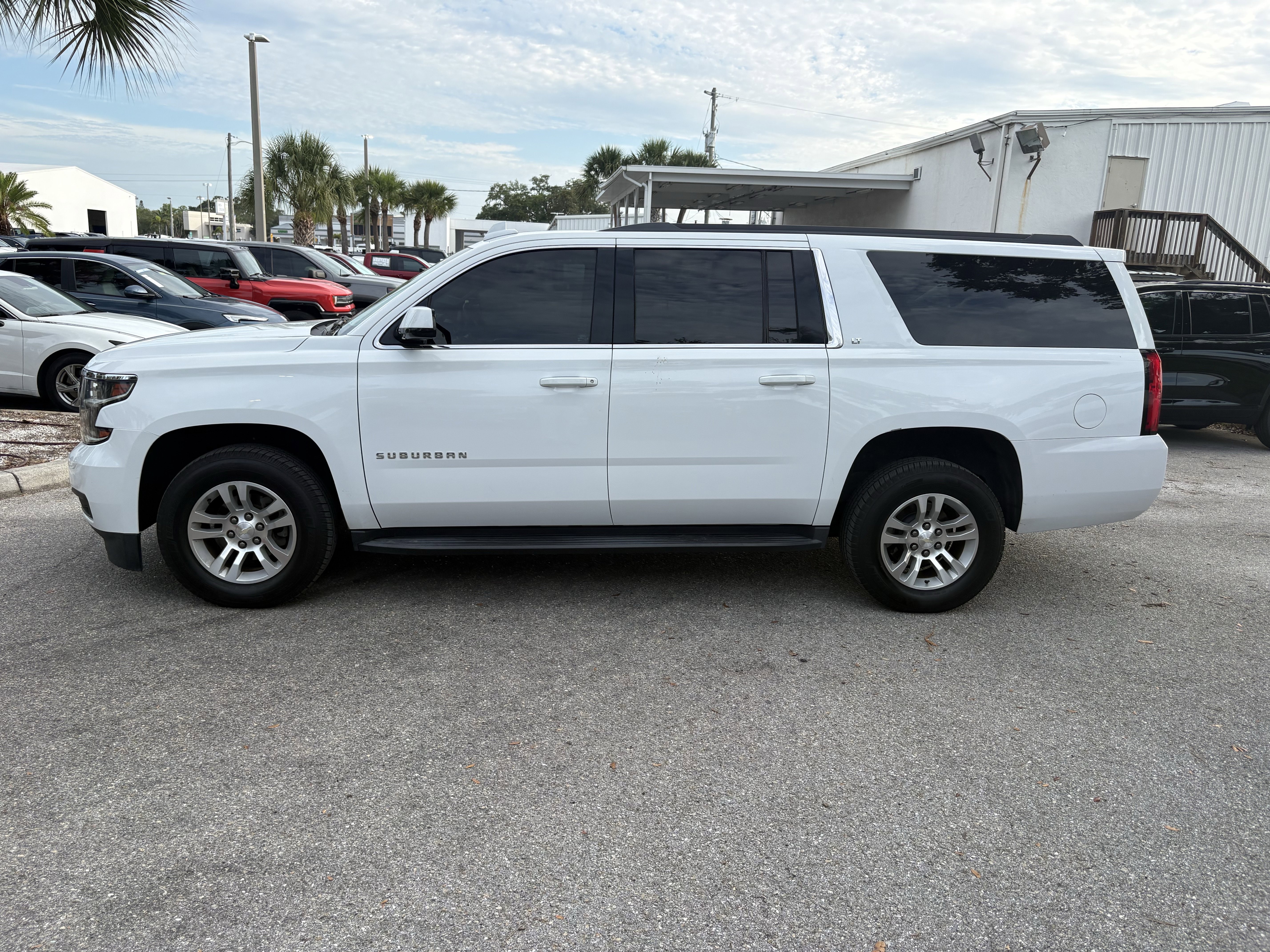 Used 2019 Chevrolet Suburban LT RWD image 4