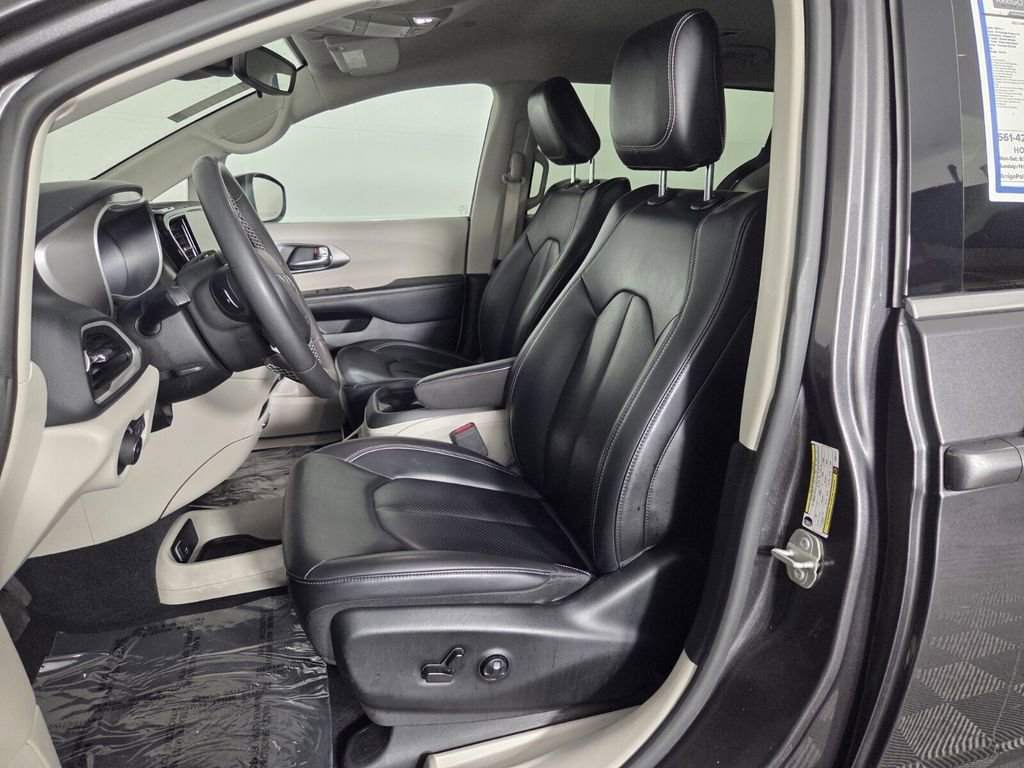 Used 2023 Chrysler Pacifica Touring-L FWD image 10