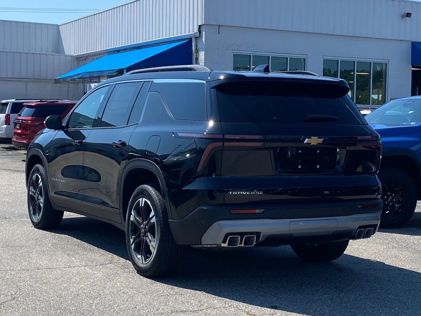 New 2027 Chevrolet Traverse LT w/ Sun and Wheel Package FWD image 4