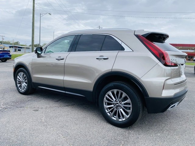 Used 2025 Cadillac XT4 Premium Luxury image 2
