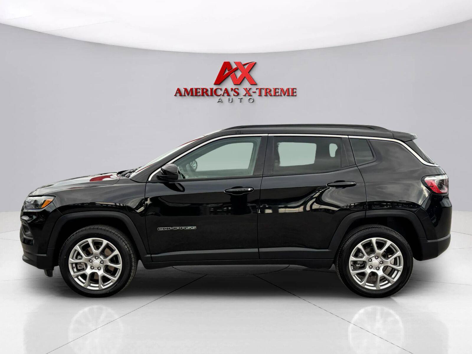 Used 2024 Jeep Compass Latitude w/ Sun and Sound Group AWD/4WD image 2
