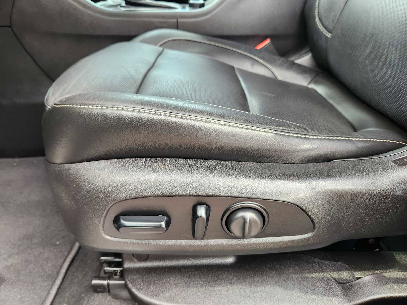 Used 2018 GMC Acadia SLT image 25