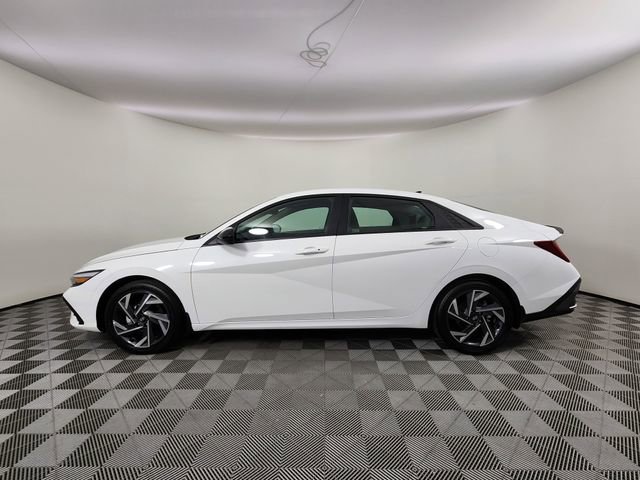 Used 2025 Hyundai Elantra SEL FWD image 2