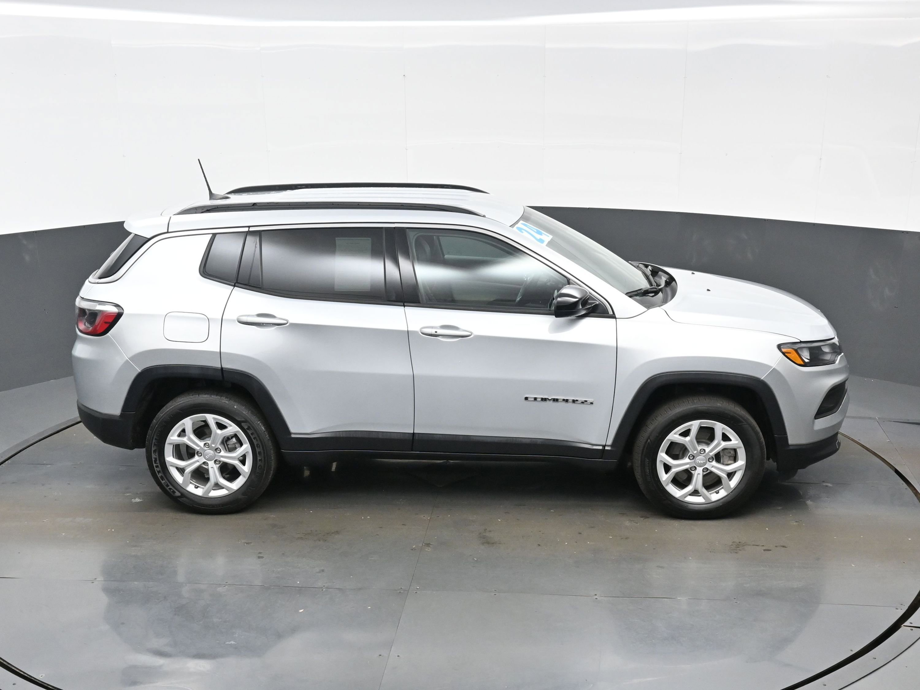 Used 2024 Jeep Compass Latitude AWD/4WD image 33