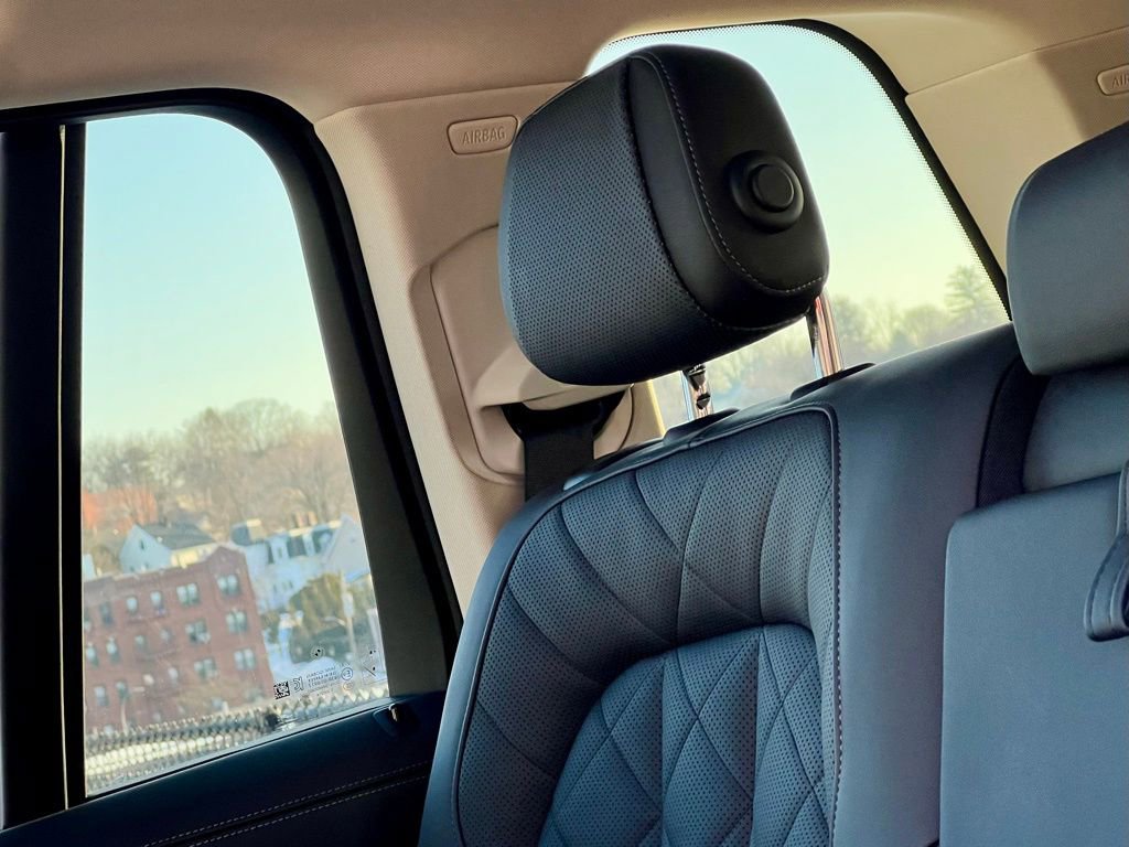 Used 2024 BMW X7 xDrive40i w/ Premium Package image 17