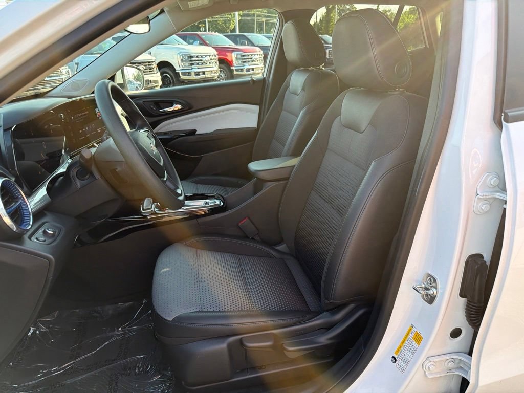 Used 2025 Chevrolet Trax LT FWD image 10
