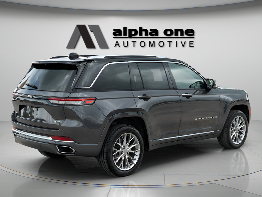 Used 2023 Jeep Grand Cherokee Summit w/ Luxury Tech Group V RWD image 7