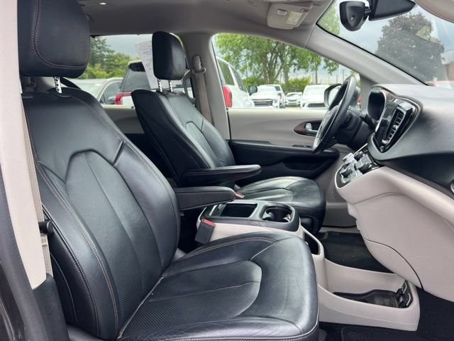 Used 2018 Chrysler Pacifica Touring-L Plus FWD image 11