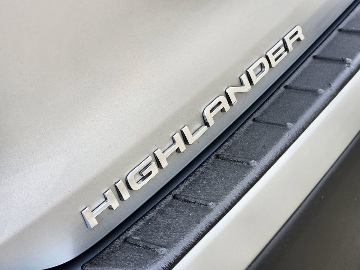 Used 2022 Toyota Highlander XLE FWD image 17