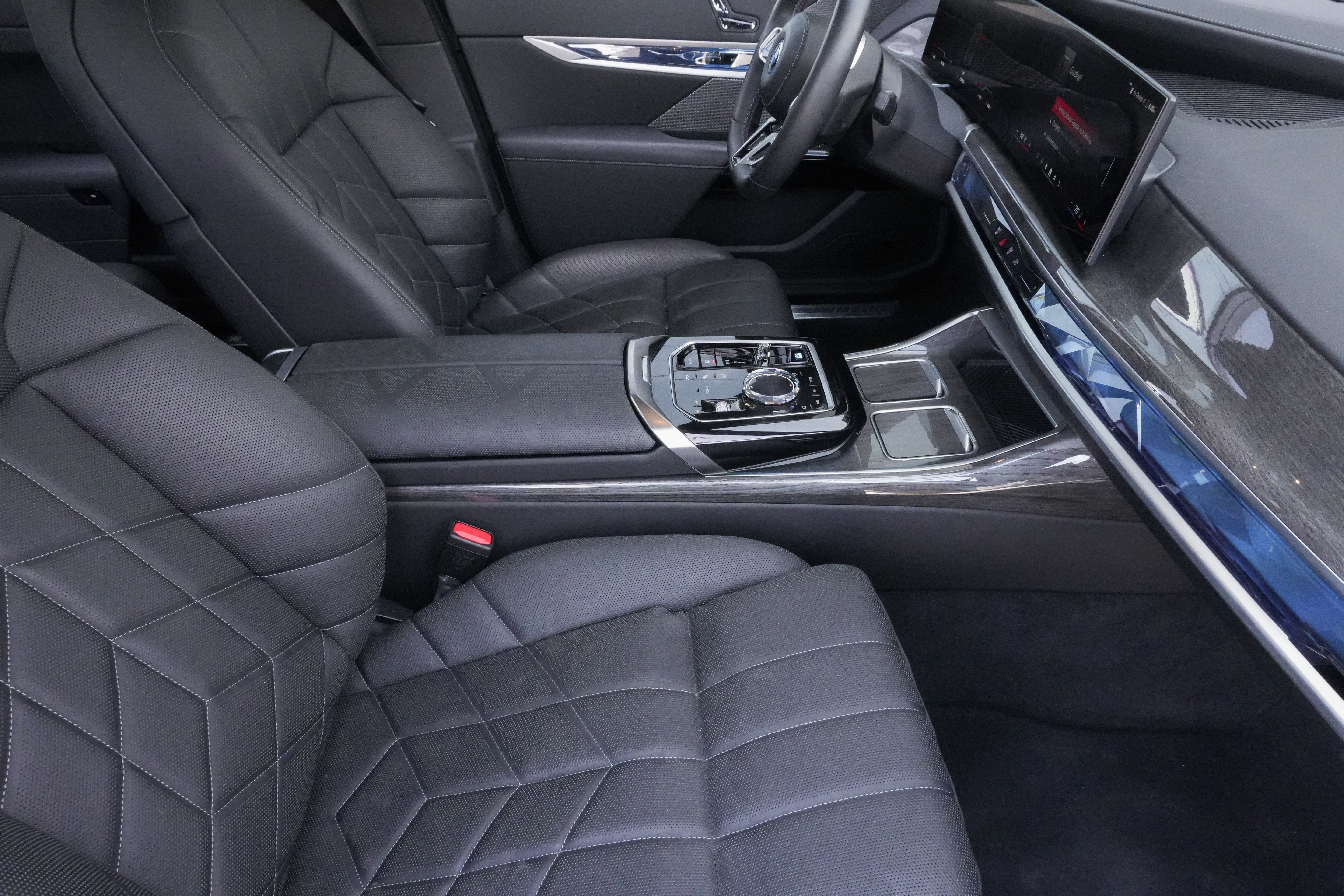 Certified 2024 BMW i7 M70 w/ Premium Package AWD/4WD image 13
