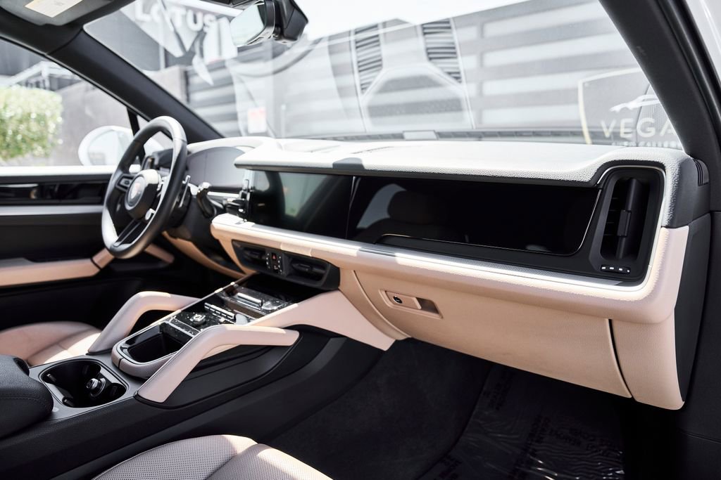 Used 2025 Porsche Cayenne image 38