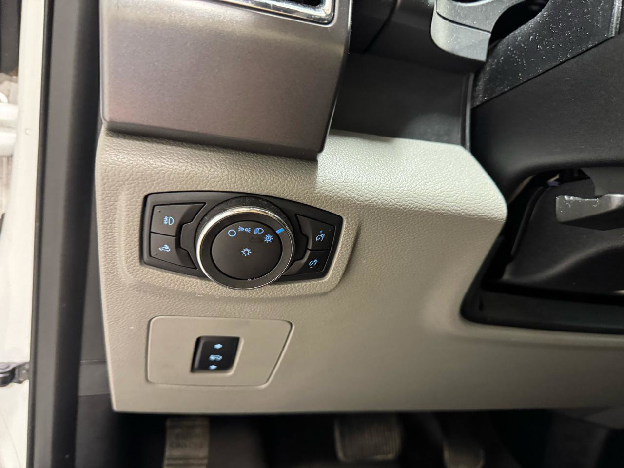 Used 2015 Ford F150 XLT w/ Equipment Group 302A Luxury AWD/4WD image 22