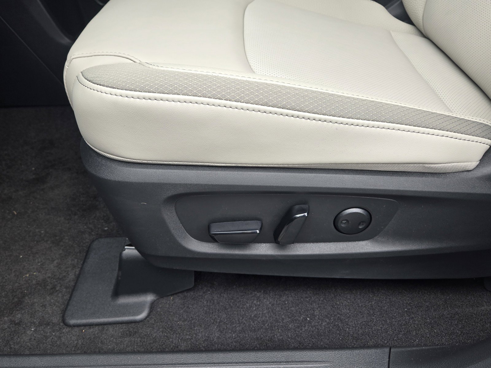 New 2026 Nissan Pathfinder SL AWD/4WD image 12
