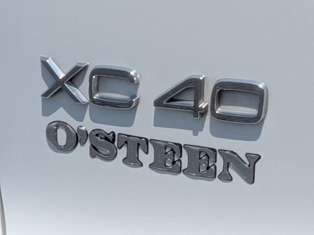 Used 2020 Volvo XC40 T4 R-Design FWD image 13