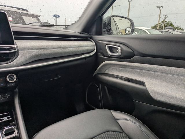 Used 2025 Jeep Compass Latitude w/ Convenience Group image 17