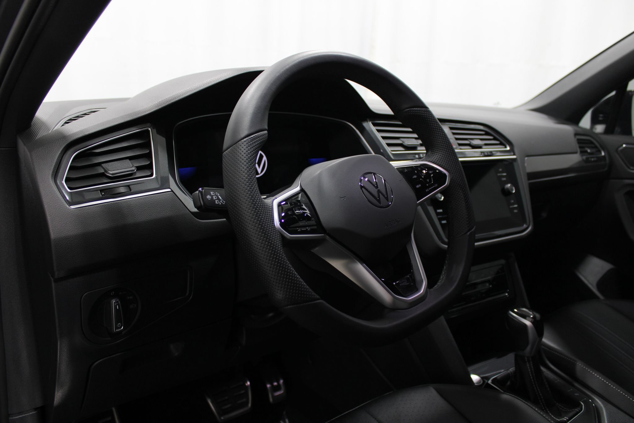 Used 2024 Volkswagen Tiguan SE R-Line AWD/4WD image 12